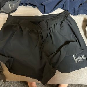 Ten Thousand Black Distance (run far) Short